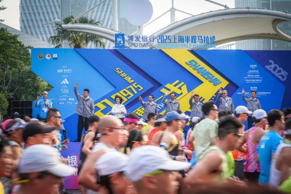 天宇优配 首发经济增亮上海赛事“金名片”！传奇跑鞋家族带来科技新品，更带来优异赛会成绩